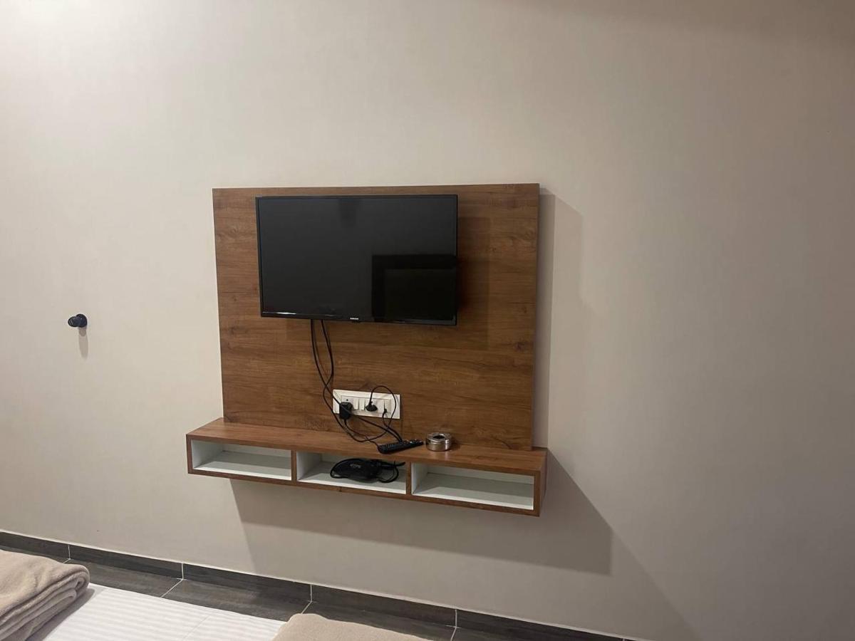 Hotel Nilkanth Navsari ภายนอก รูปภาพ