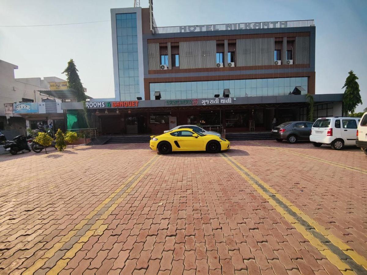 Hotel Nilkanth Navsari ภายนอก รูปภาพ