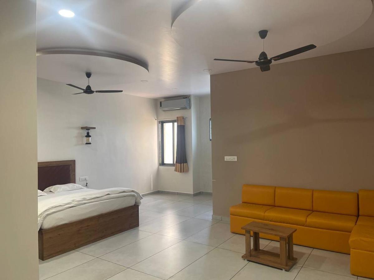 Hotel Nilkanth Navsari ภายนอก รูปภาพ