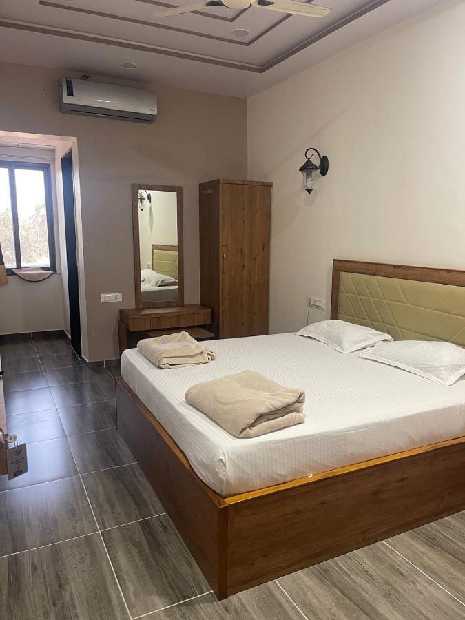 Hotel Nilkanth Navsari ภายนอก รูปภาพ