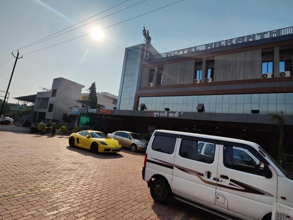Hotel Nilkanth Navsari ภายนอก รูปภาพ