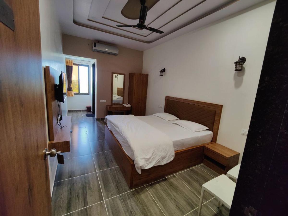 Hotel Nilkanth Navsari ภายนอก รูปภาพ