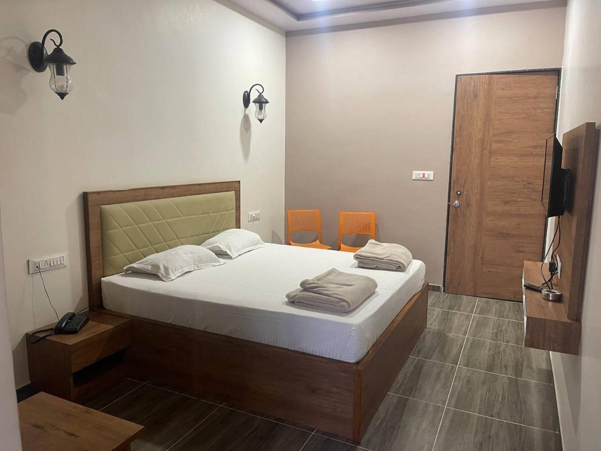 Hotel Nilkanth Navsari ภายนอก รูปภาพ