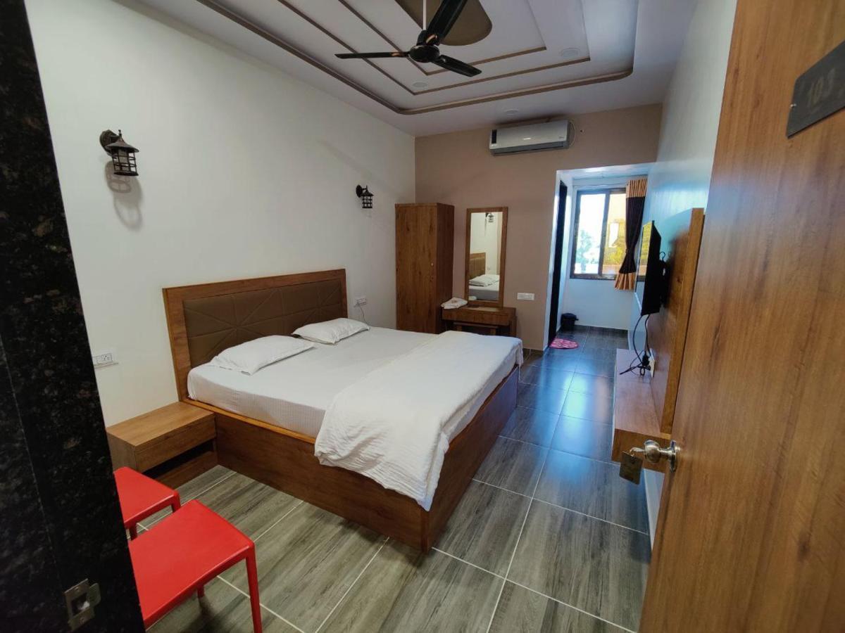 Hotel Nilkanth Navsari ภายนอก รูปภาพ