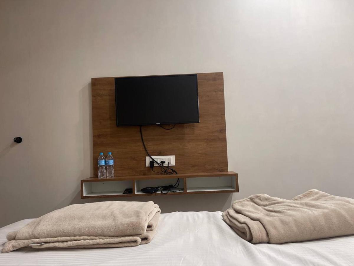 Hotel Nilkanth Navsari ภายนอก รูปภาพ