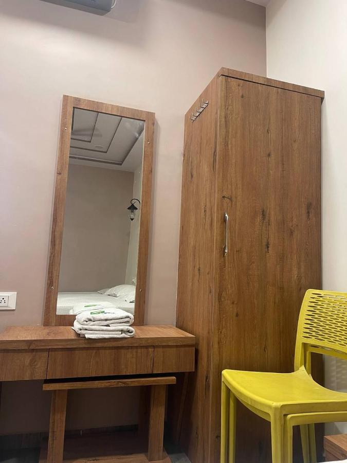 Hotel Nilkanth Navsari ภายนอก รูปภาพ