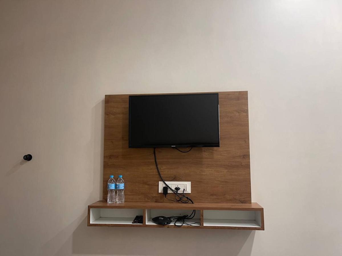 Hotel Nilkanth Navsari ภายนอก รูปภาพ