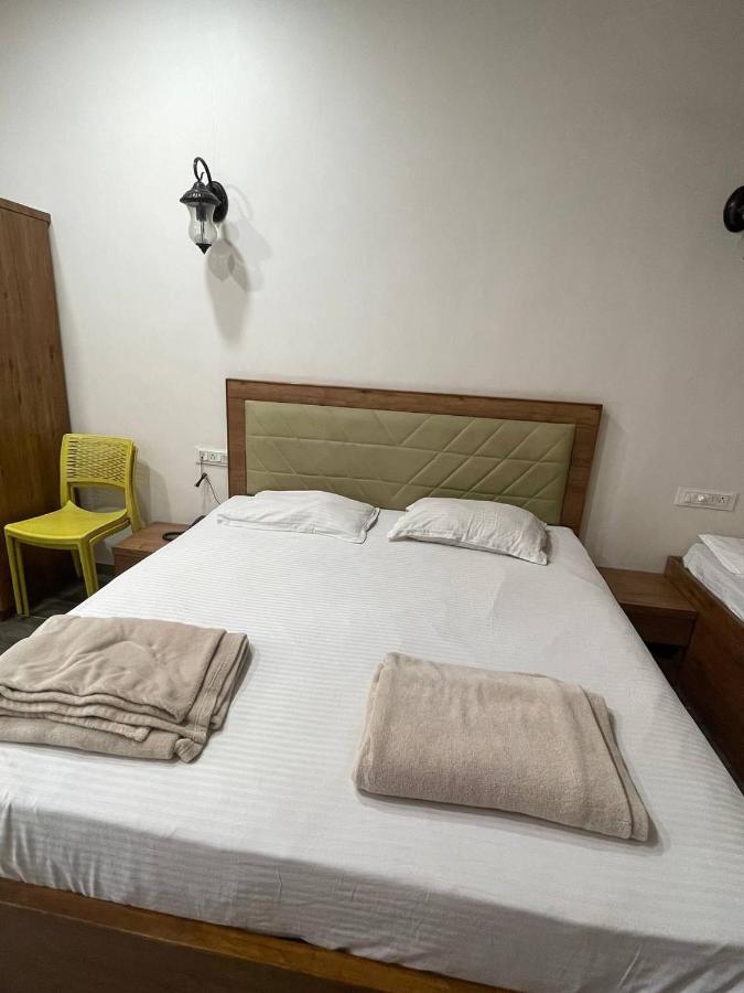 Hotel Nilkanth Navsari ภายนอก รูปภาพ