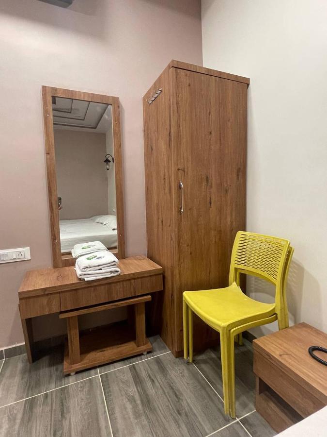 Hotel Nilkanth Navsari ภายนอก รูปภาพ