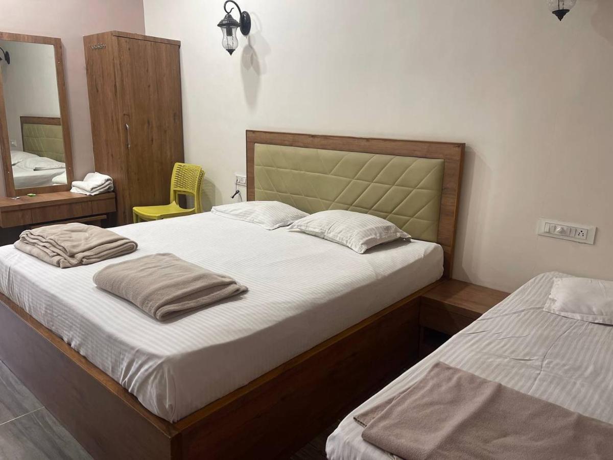 Hotel Nilkanth Navsari ภายนอก รูปภาพ