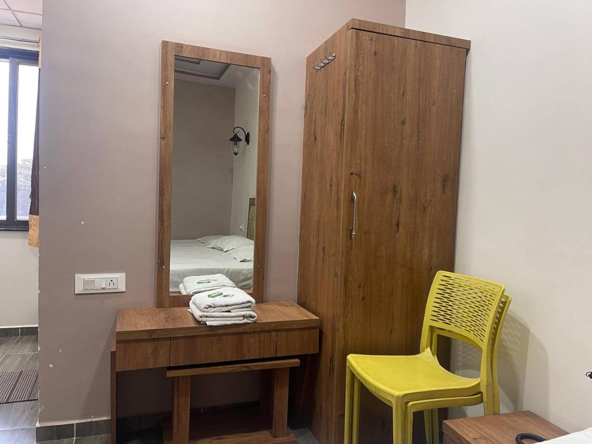 Hotel Nilkanth Navsari ภายนอก รูปภาพ