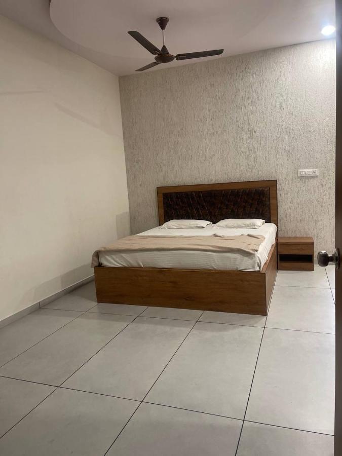 Hotel Nilkanth Navsari ภายนอก รูปภาพ