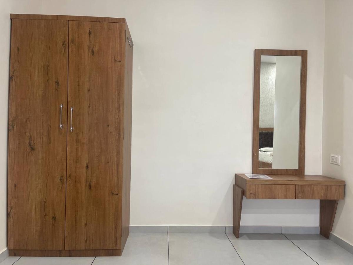 Hotel Nilkanth Navsari ภายนอก รูปภาพ