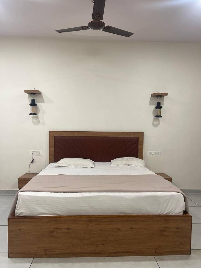 Hotel Nilkanth Navsari ภายนอก รูปภาพ