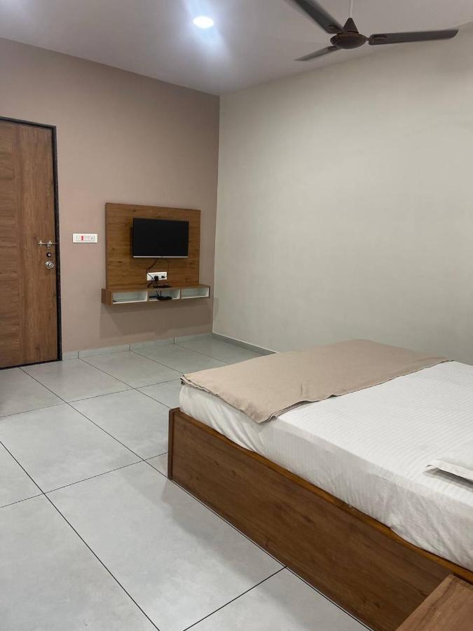Hotel Nilkanth Navsari ภายนอก รูปภาพ