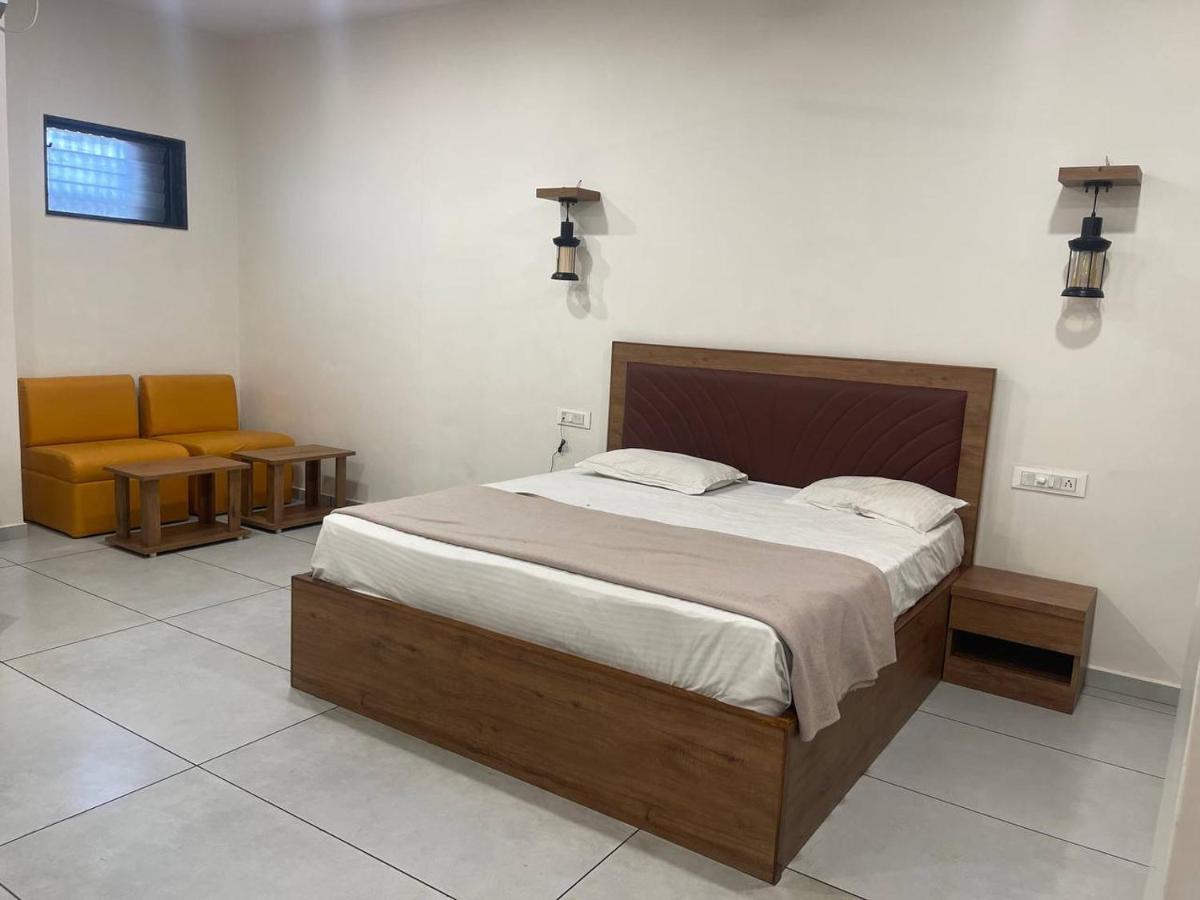 Hotel Nilkanth Navsari ภายนอก รูปภาพ