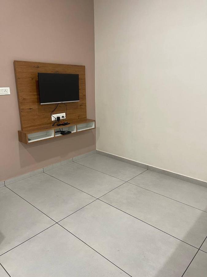Hotel Nilkanth Navsari ภายนอก รูปภาพ