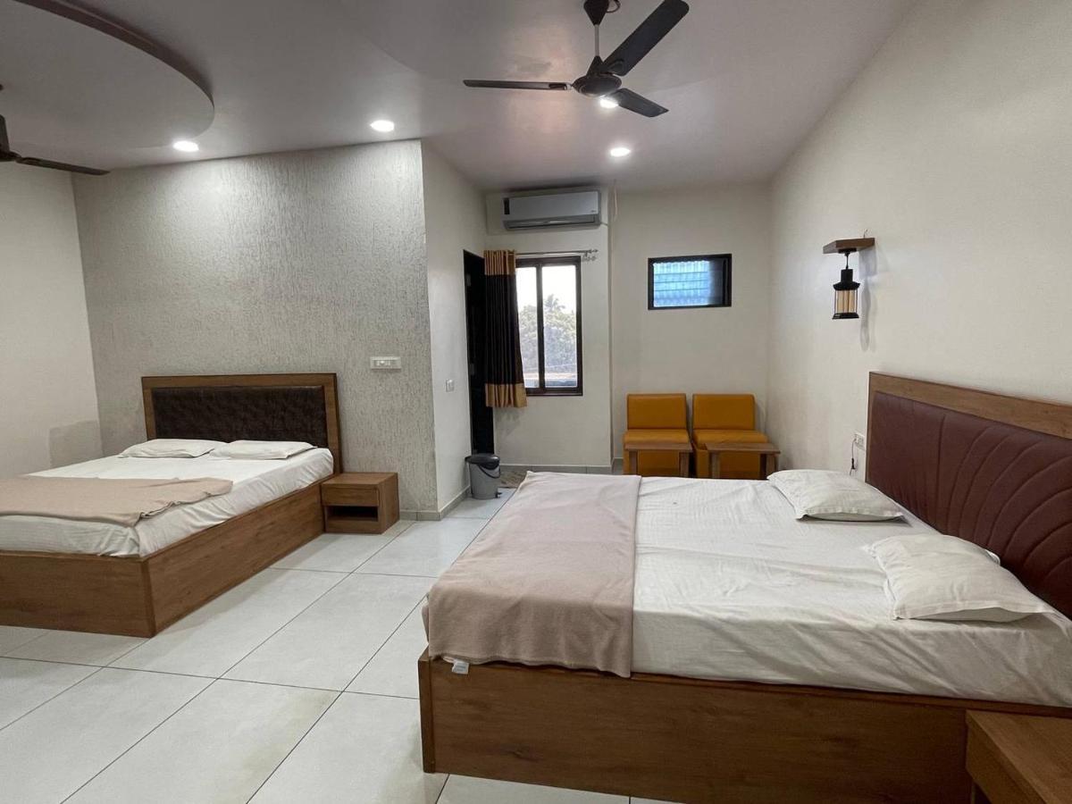 Hotel Nilkanth Navsari ภายนอก รูปภาพ
