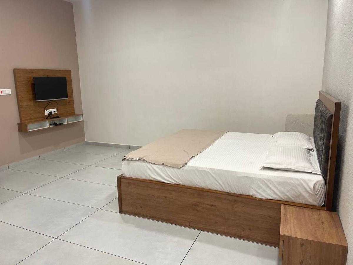 Hotel Nilkanth Navsari ภายนอก รูปภาพ